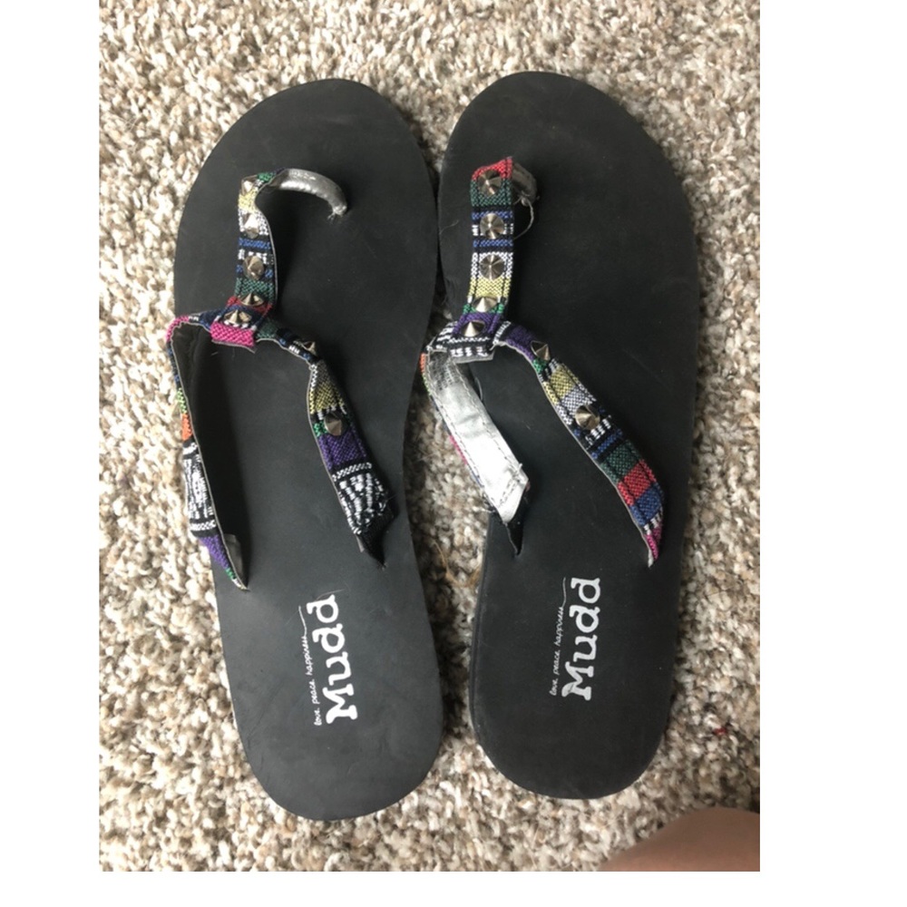 Flip flops with aztec details